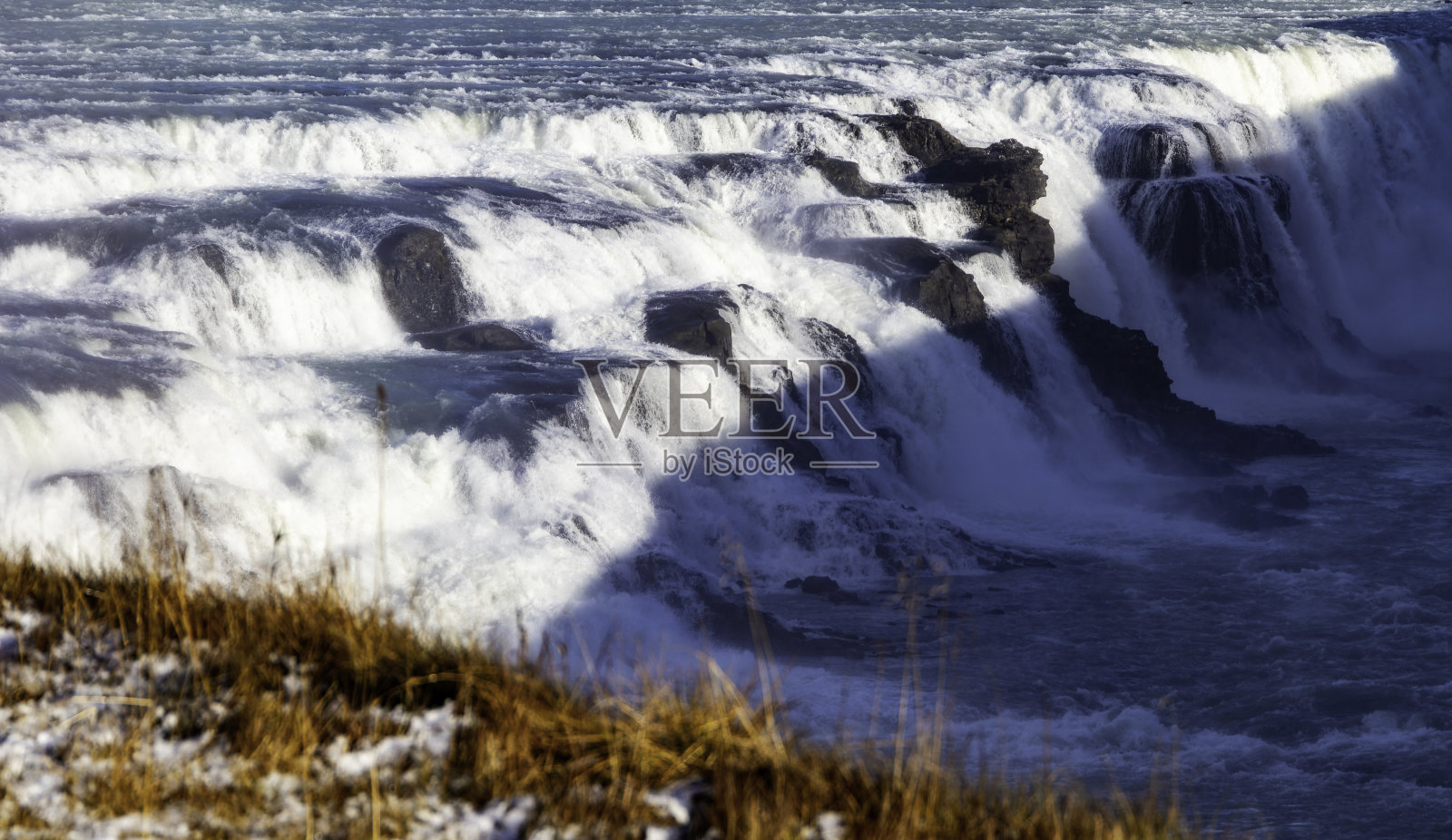 瀑布后面有悬崖照片摄影图片