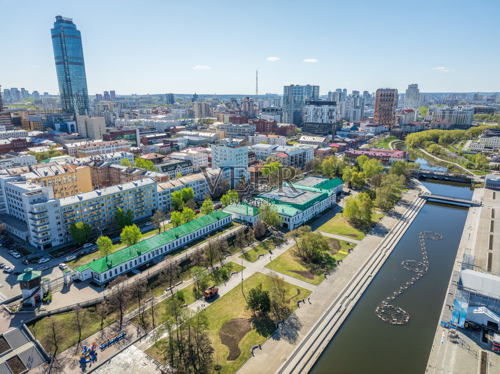 中央池塘和普罗廷卡的堤岸。俄罗斯叶卡捷琳堡的历史中心，鸟瞰图照片摄影图片