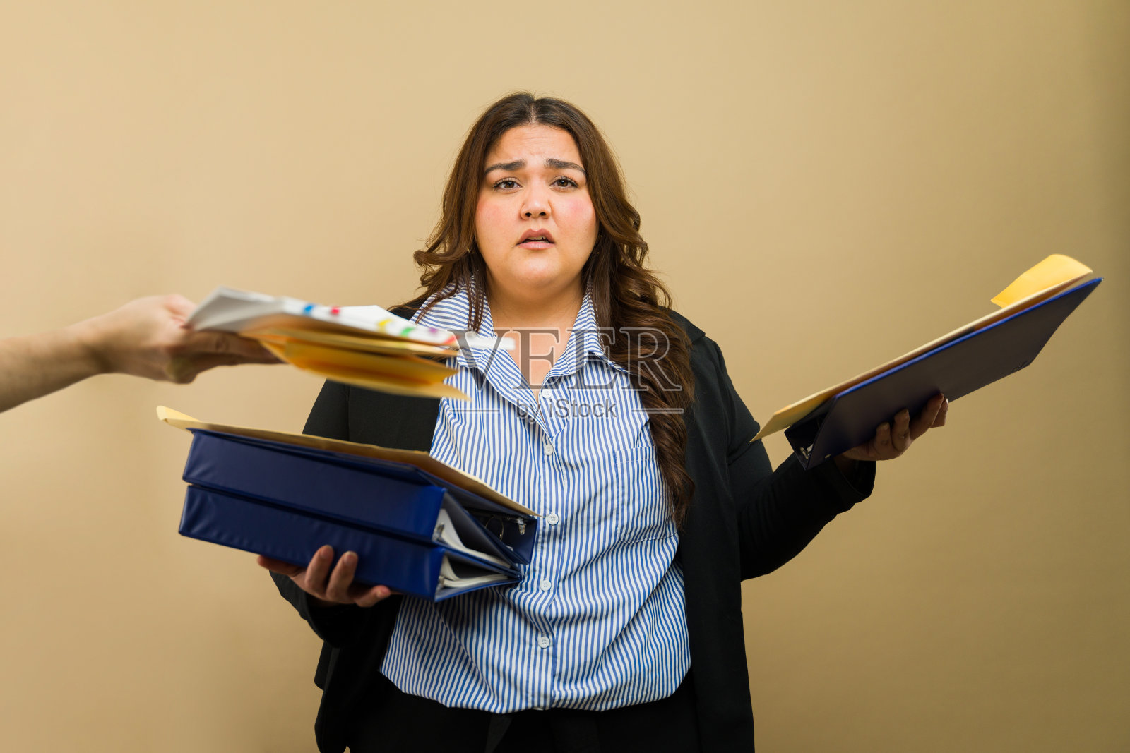 压力大的大码女商人被工作压垮，在工作室里收到更多的文书工作照片摄影图片