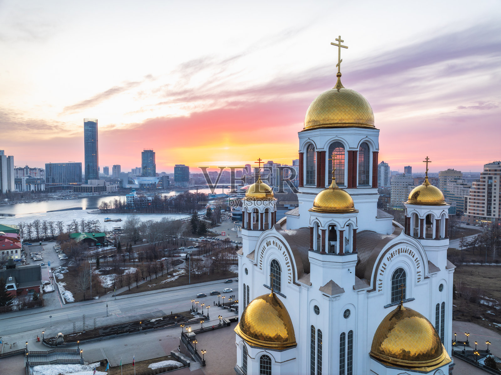 早春或早秋，叶卡捷琳堡和血色神庙在清晰的夕阳下。俄罗斯叶卡捷琳堡鸟瞰图。殿上的经文翻译:对耶和华诚实是他圣徒的死。照片摄影图片