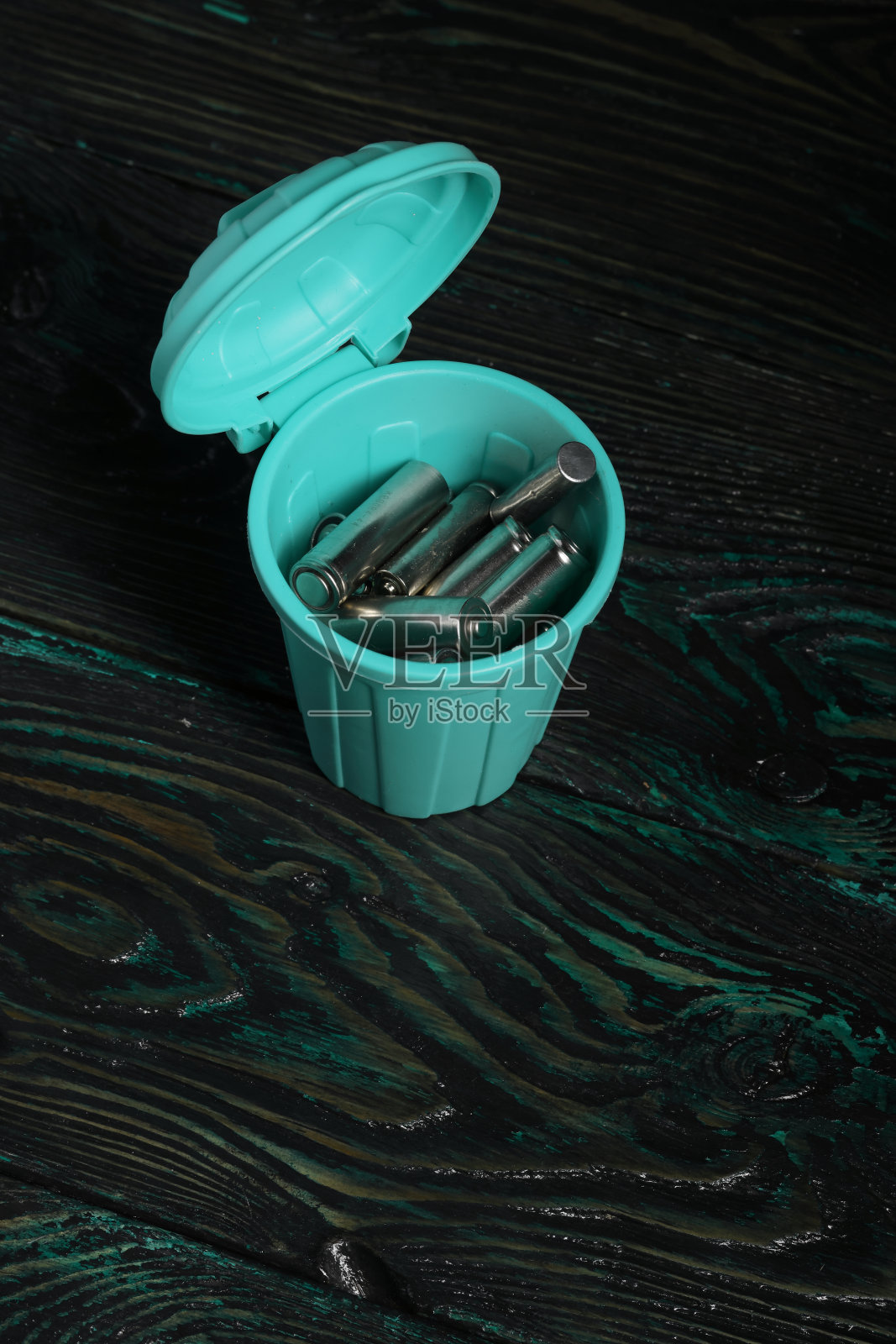 使用电池。回收利用。照片摄影图片