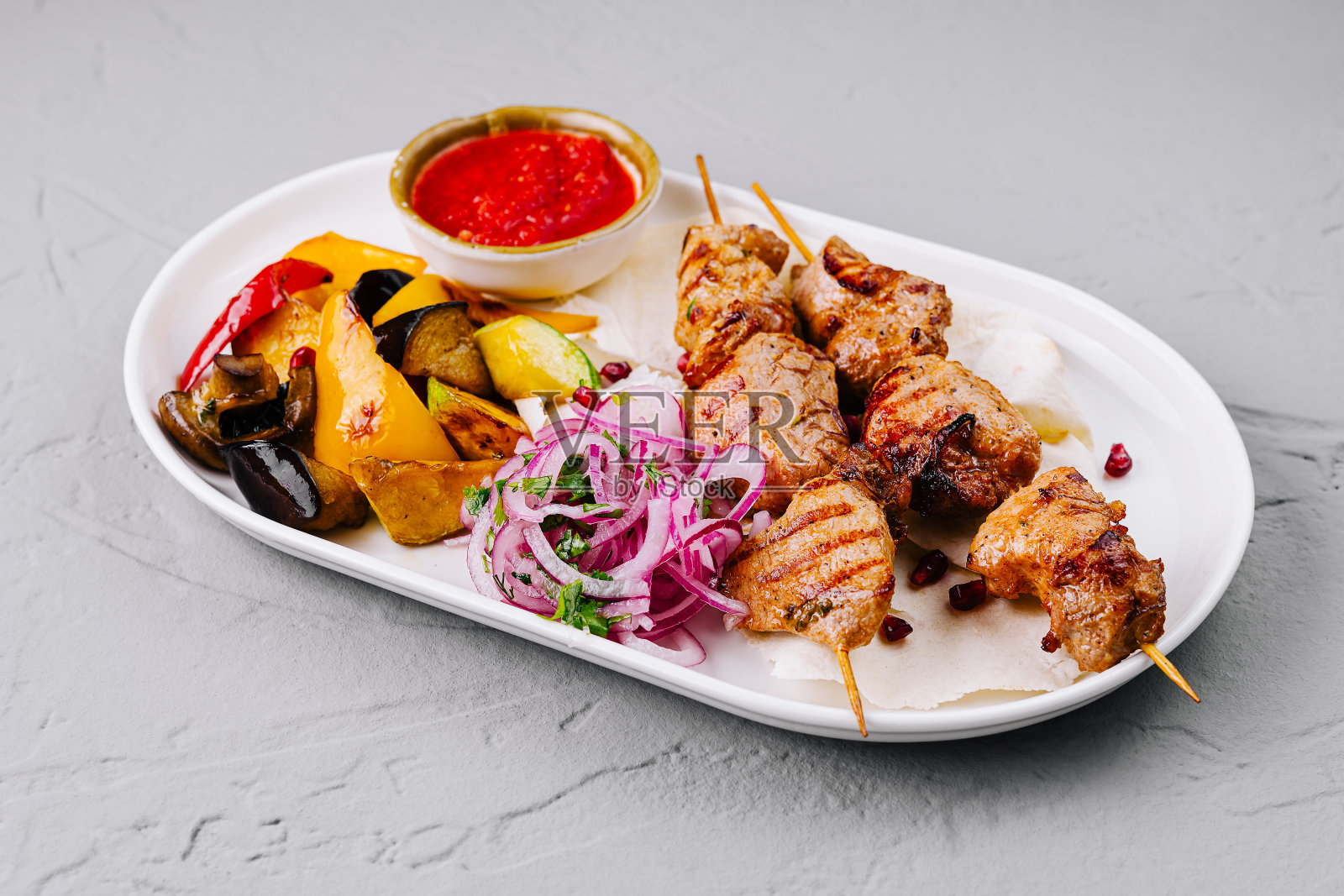 蔬菜和酱汁烤串拼盘照片摄影图片