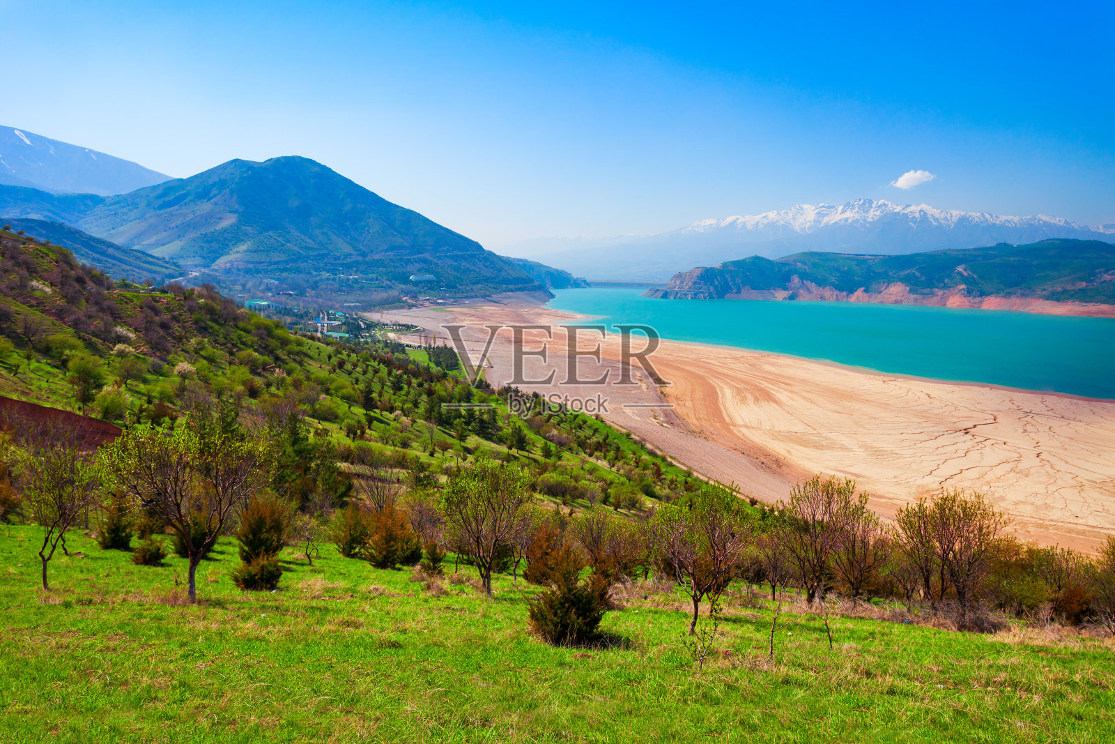 乌兹别克斯坦Chimgan的Charvak湖照片摄影图片