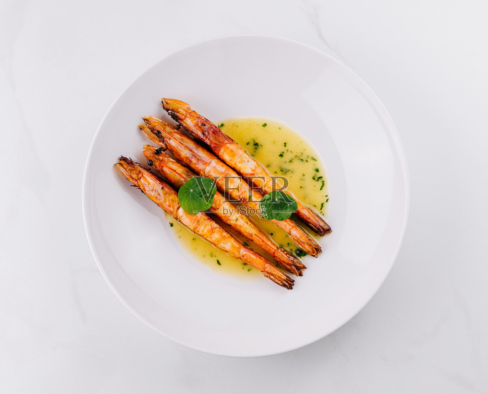 白盘子上的酱烤虾照片摄影图片