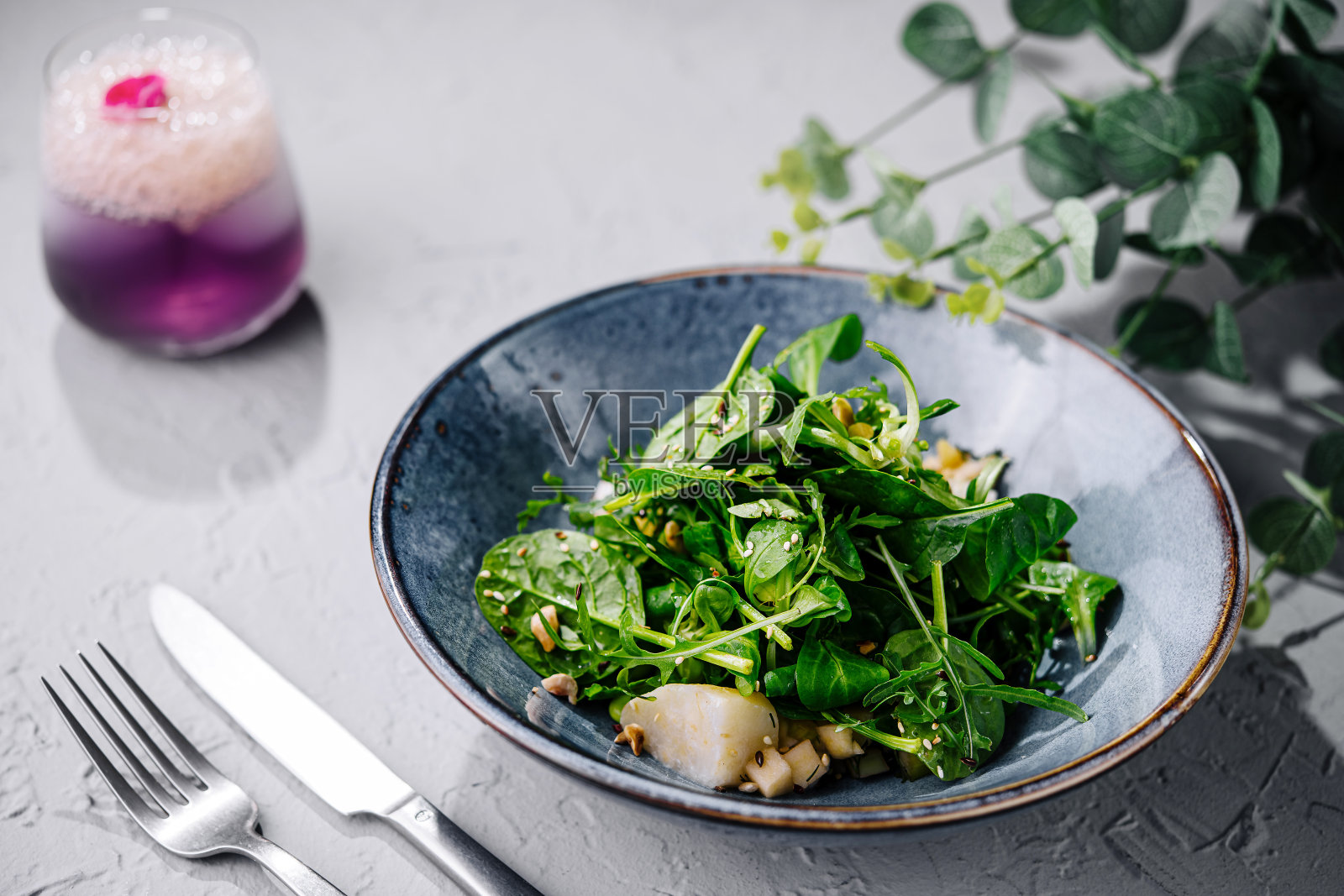 新鲜的蔬菜沙拉，配上时髦的饮料照片摄影图片