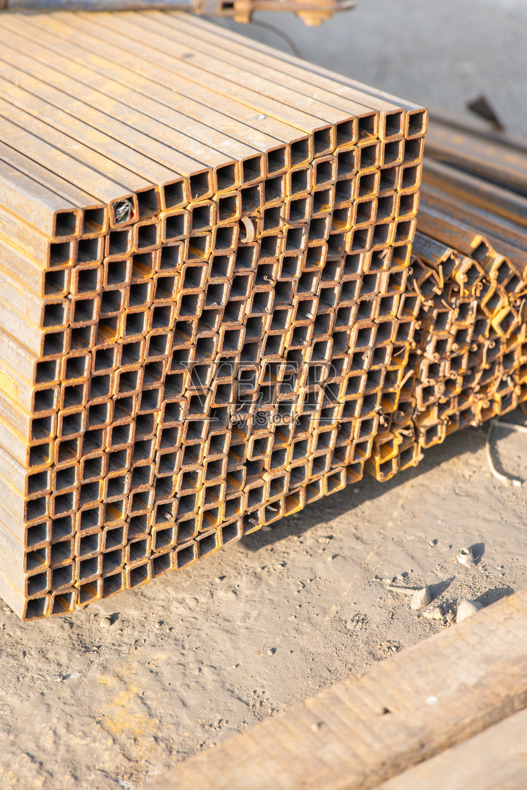 金属制品，生产金属型材和金属管材照片摄影图片