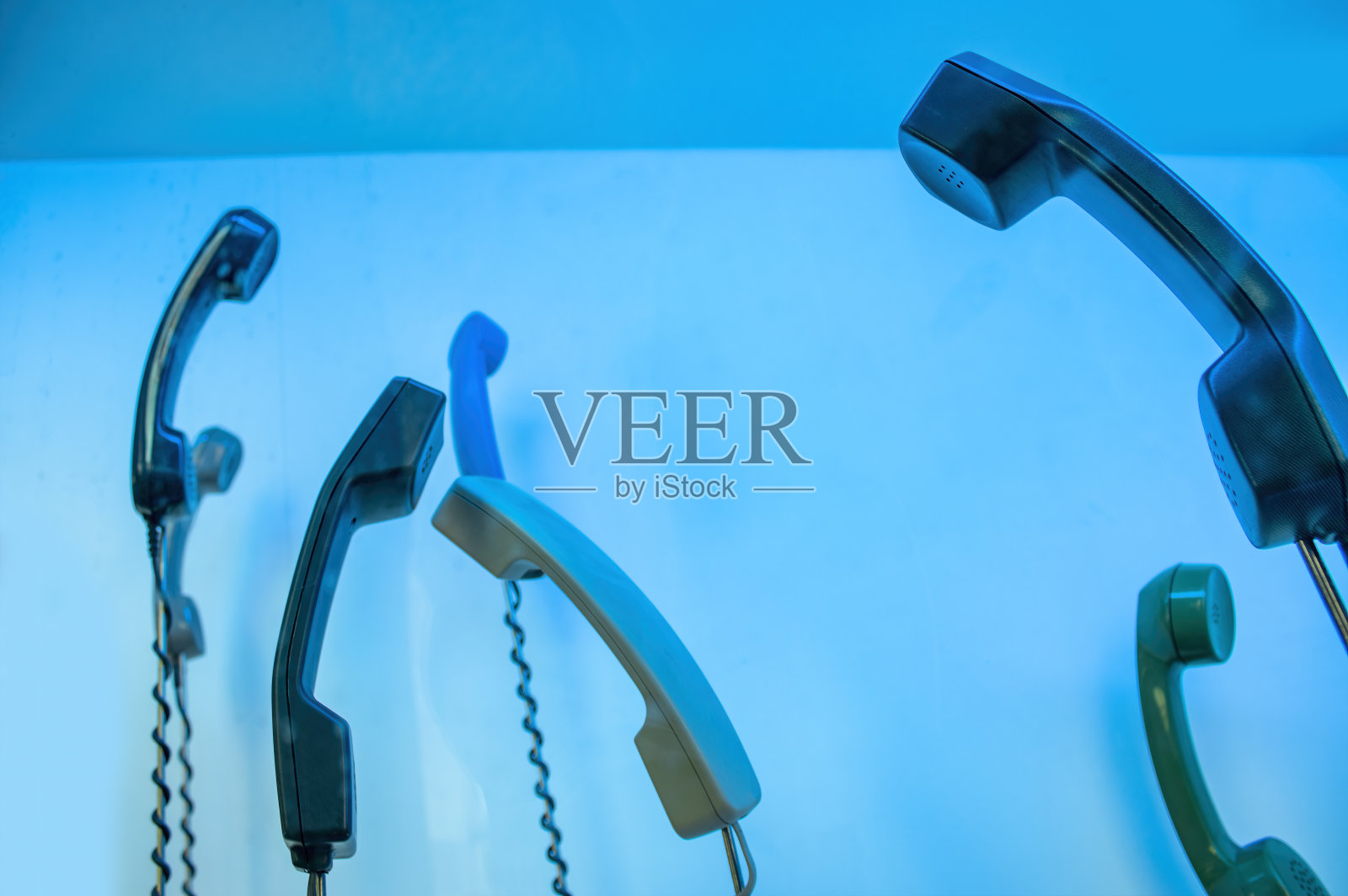 带线的电话机。电话交谈的概念，电信照片摄影图片