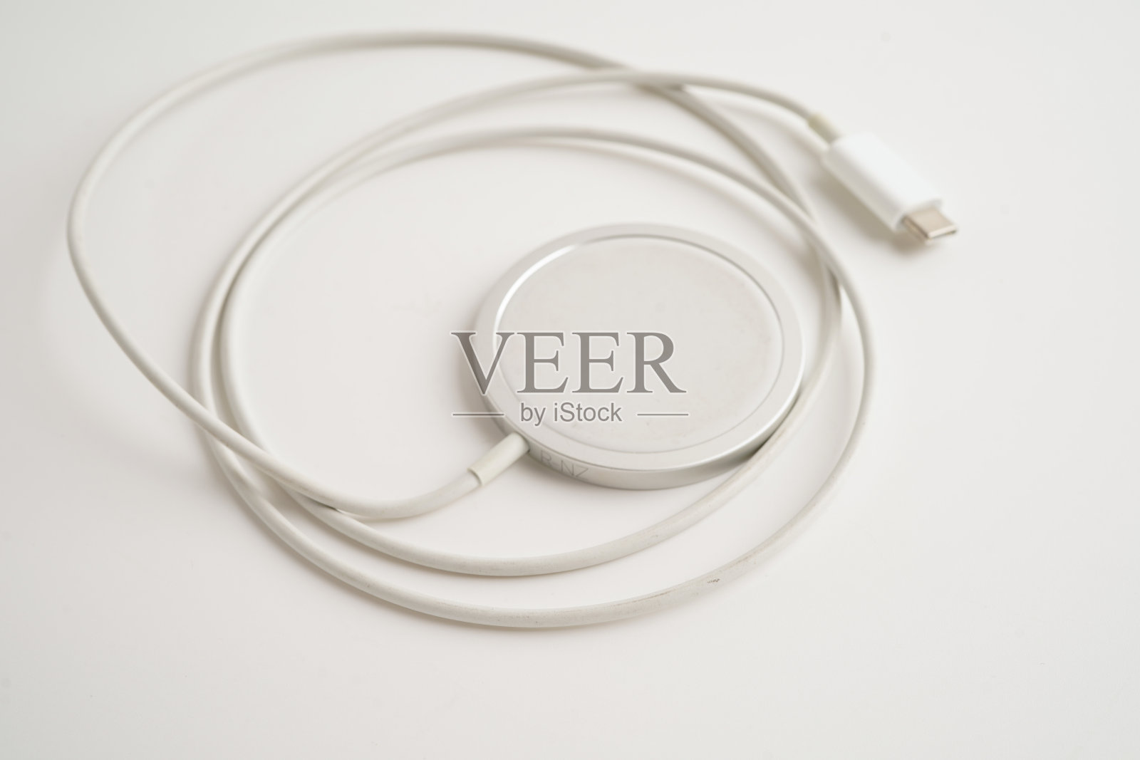 无线充电器，磁充手机的现代化设备。照片摄影图片