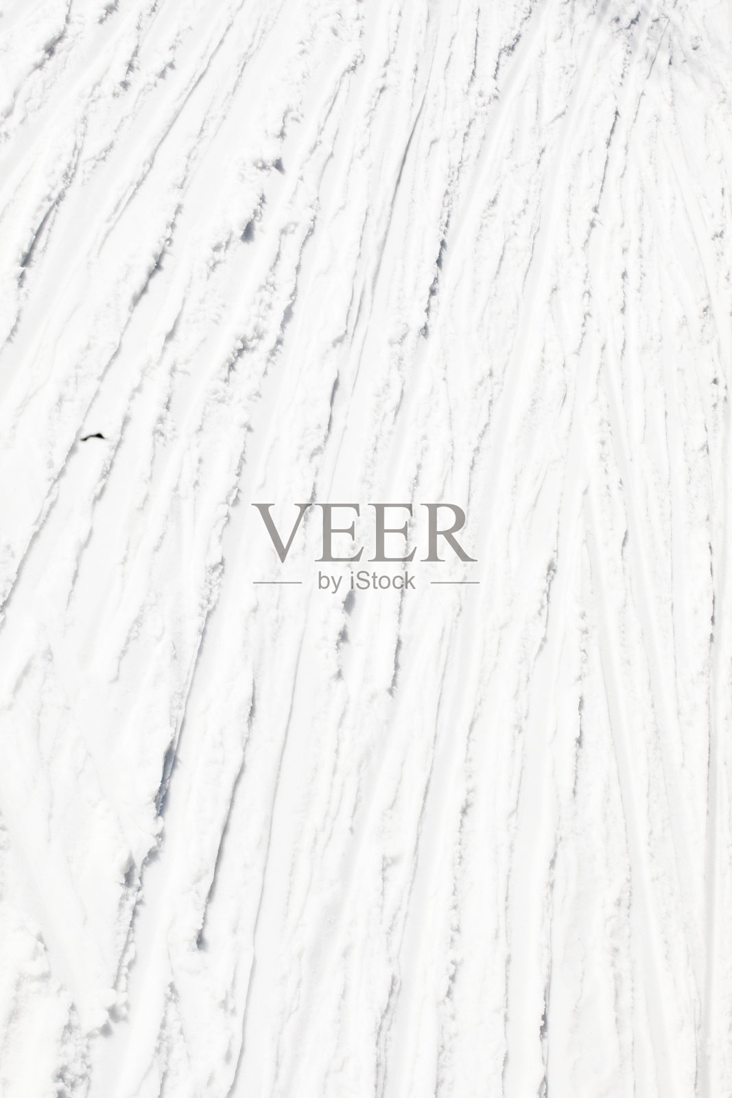 抽象的背景白色的雪与痕迹的滑雪者在一个阳光明媚的日子照片摄影图片