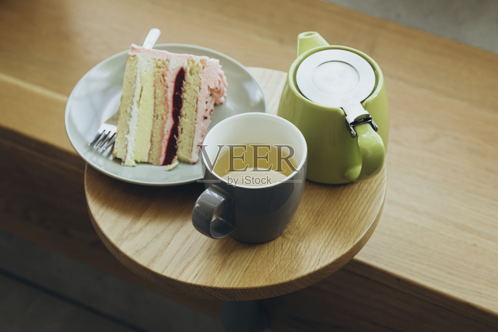 咖啡馆里木桌上的草莓蛋糕和茶，特写。照片摄影图片