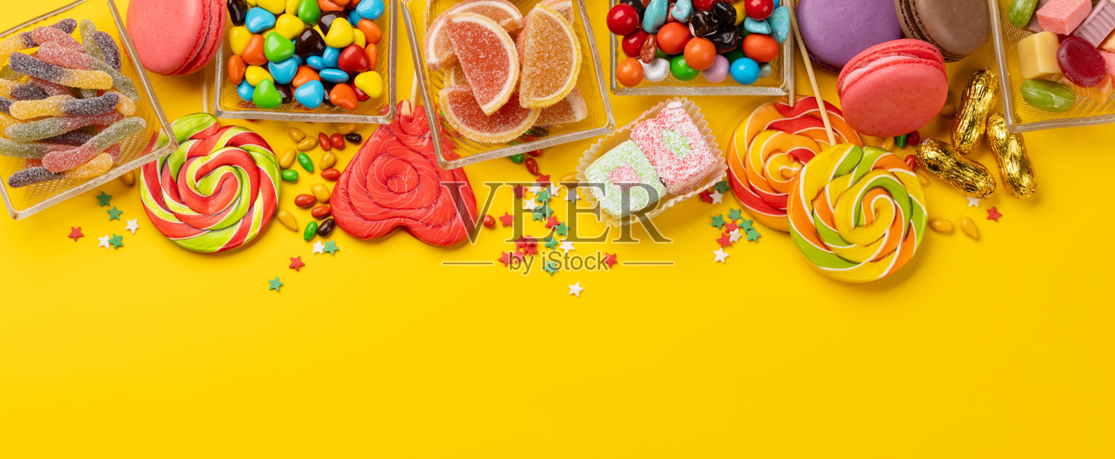 各种各样的彩色糖果，棒棒糖和马卡龙照片摄影图片
