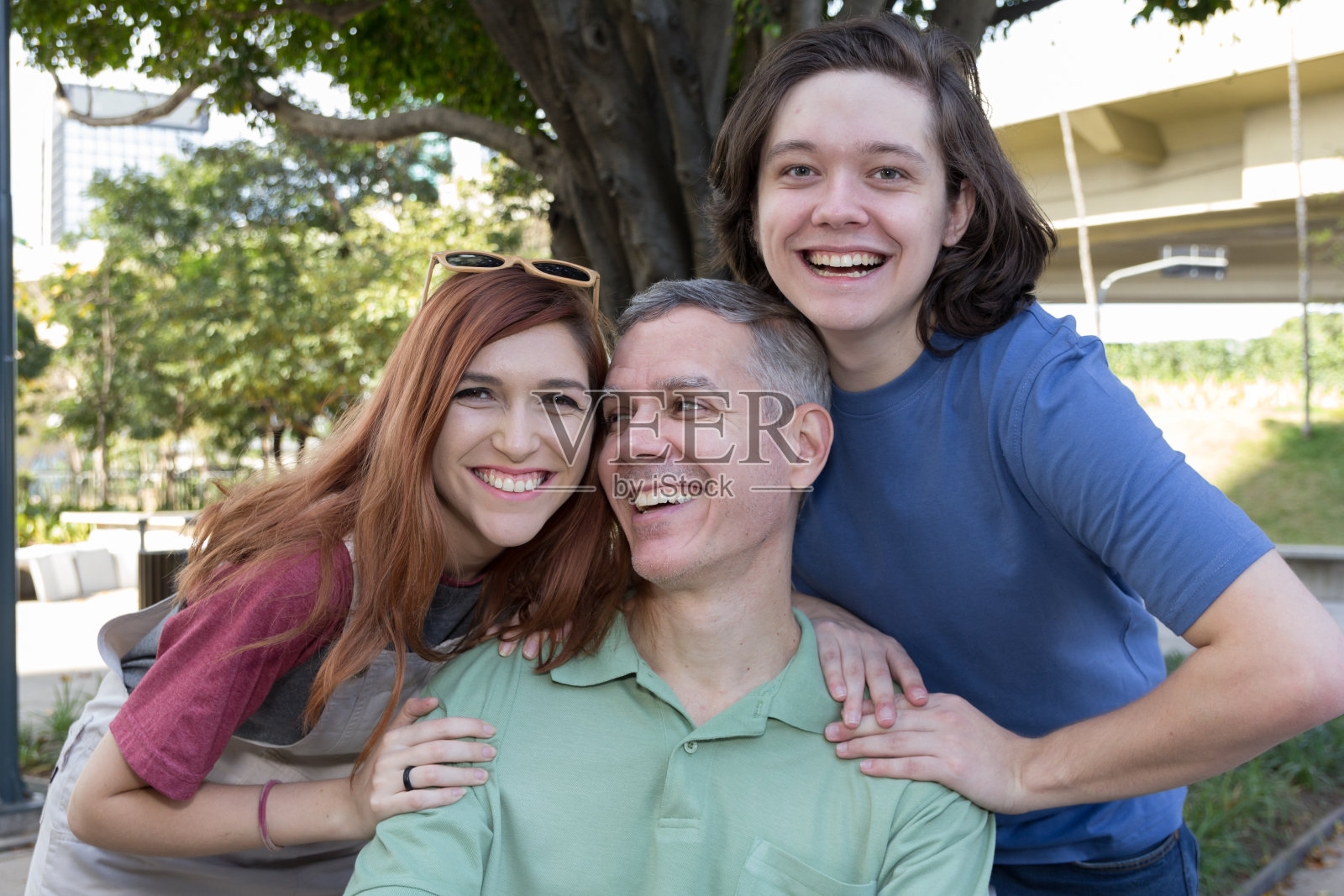 爸爸和孩子们:父亲节的男孩和女孩。照片摄影图片