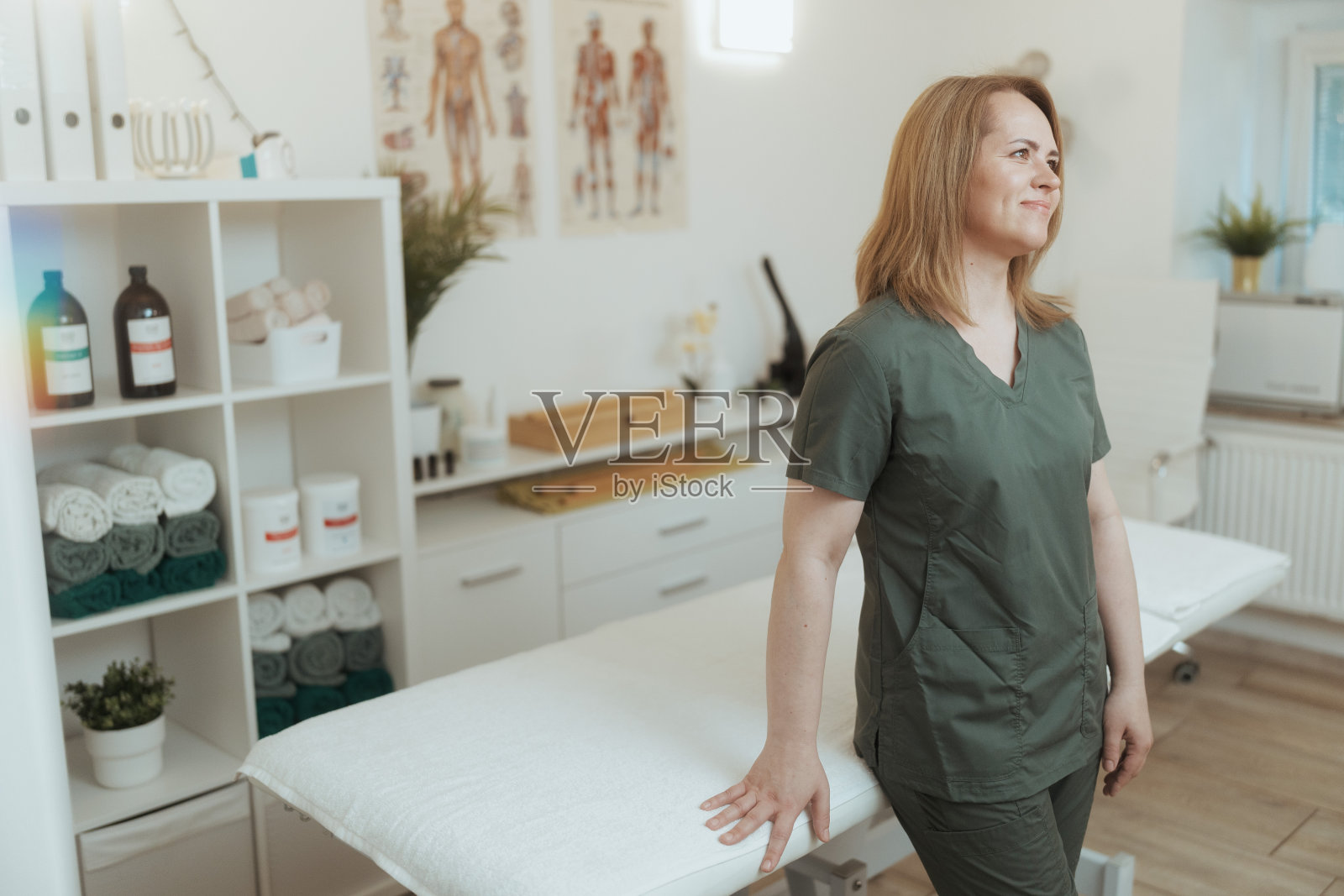 按摩柜中微笑的女按摩师照片摄影图片