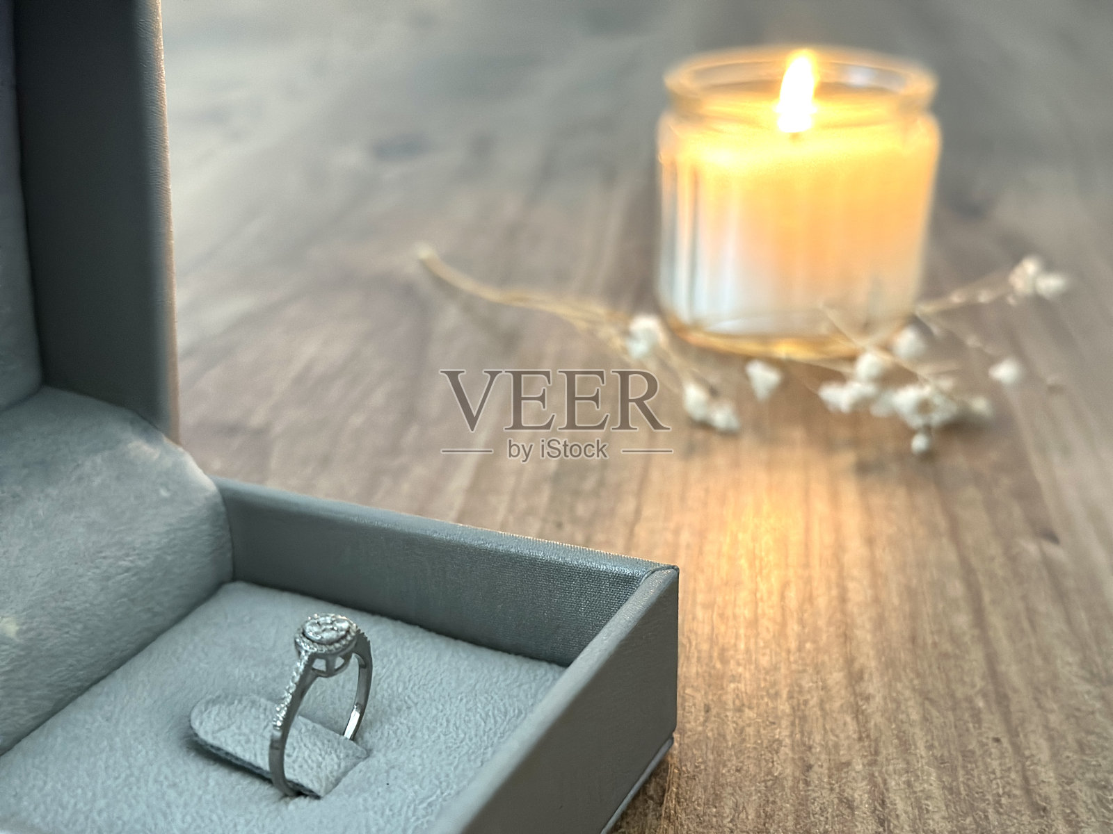 盒子上的订婚戒指照片摄影图片