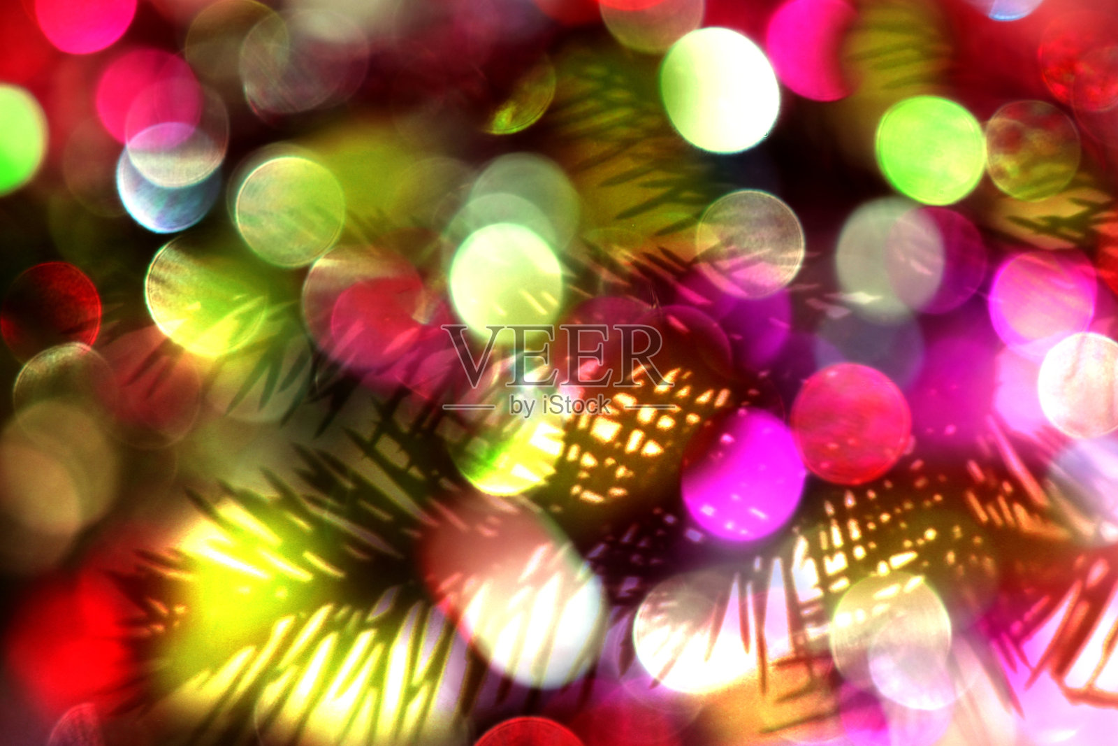 神奇的背景与彩色散景与冷杉树枝的阴影。仙女明亮的背景为问候照片摄影图片