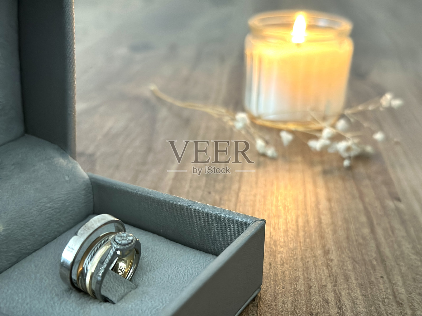 盒子上有结婚戒指和订婚戒指照片摄影图片