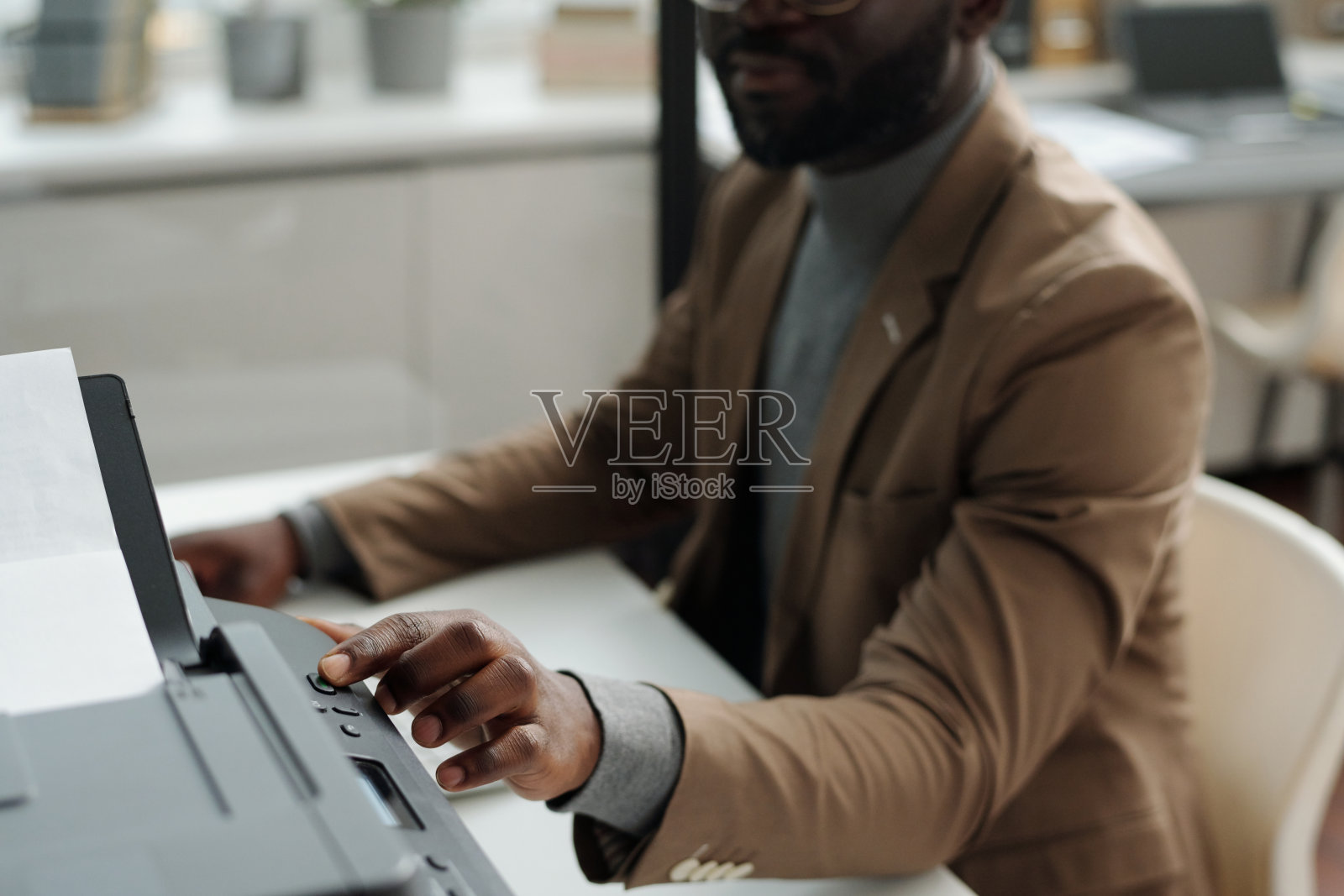 聚焦于非裔美国男性经理按下开始按钮的手照片摄影图片