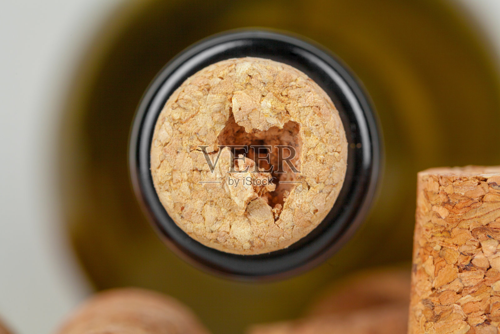 葡萄酒与软木塞在黑暗背景近距离观看照片摄影图片