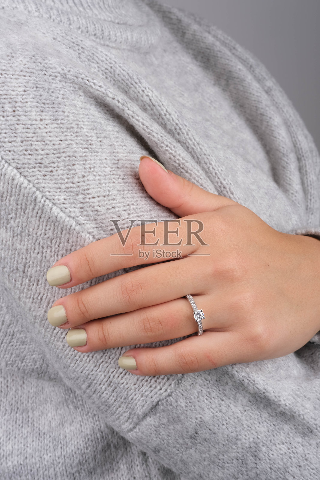 女人手指上模糊的戒指照片摄影图片