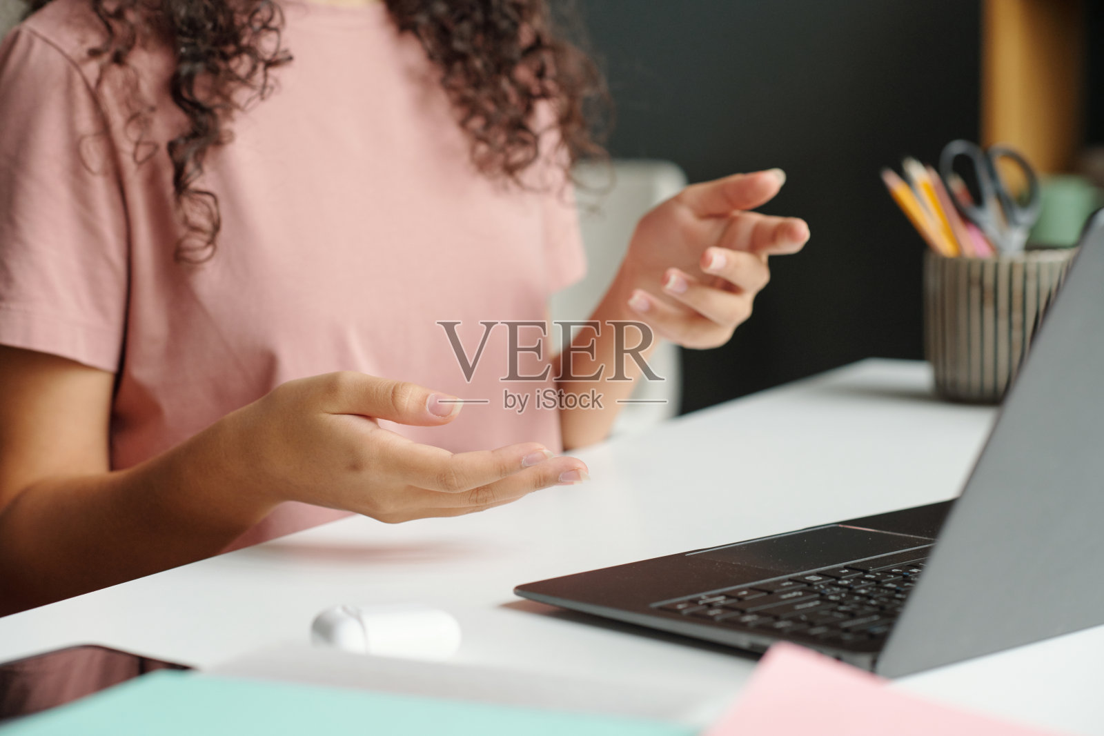 把注意力集中在聪明的中学生解释事物的双手上照片摄影图片