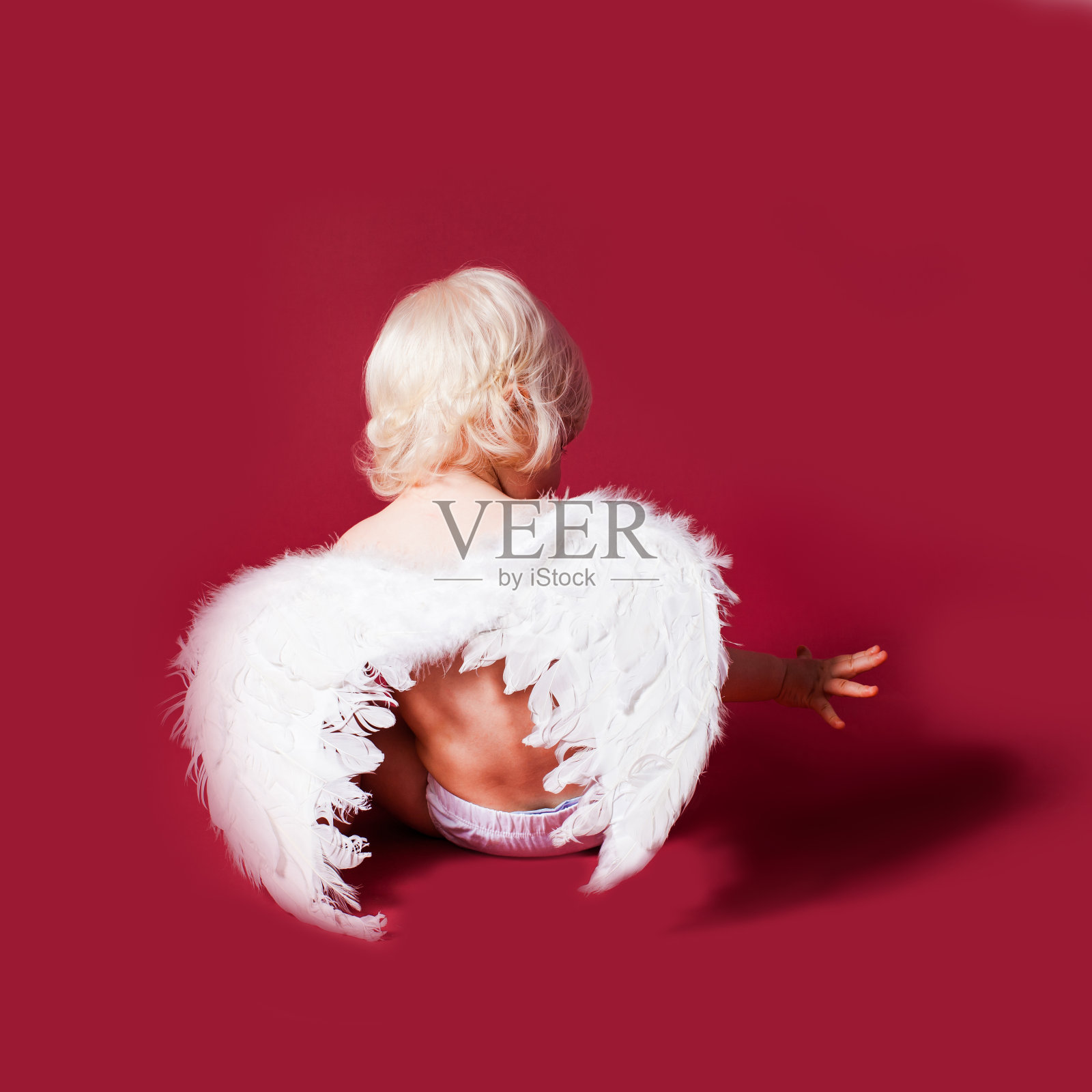 红色背景下的女人的后视图照片摄影图片