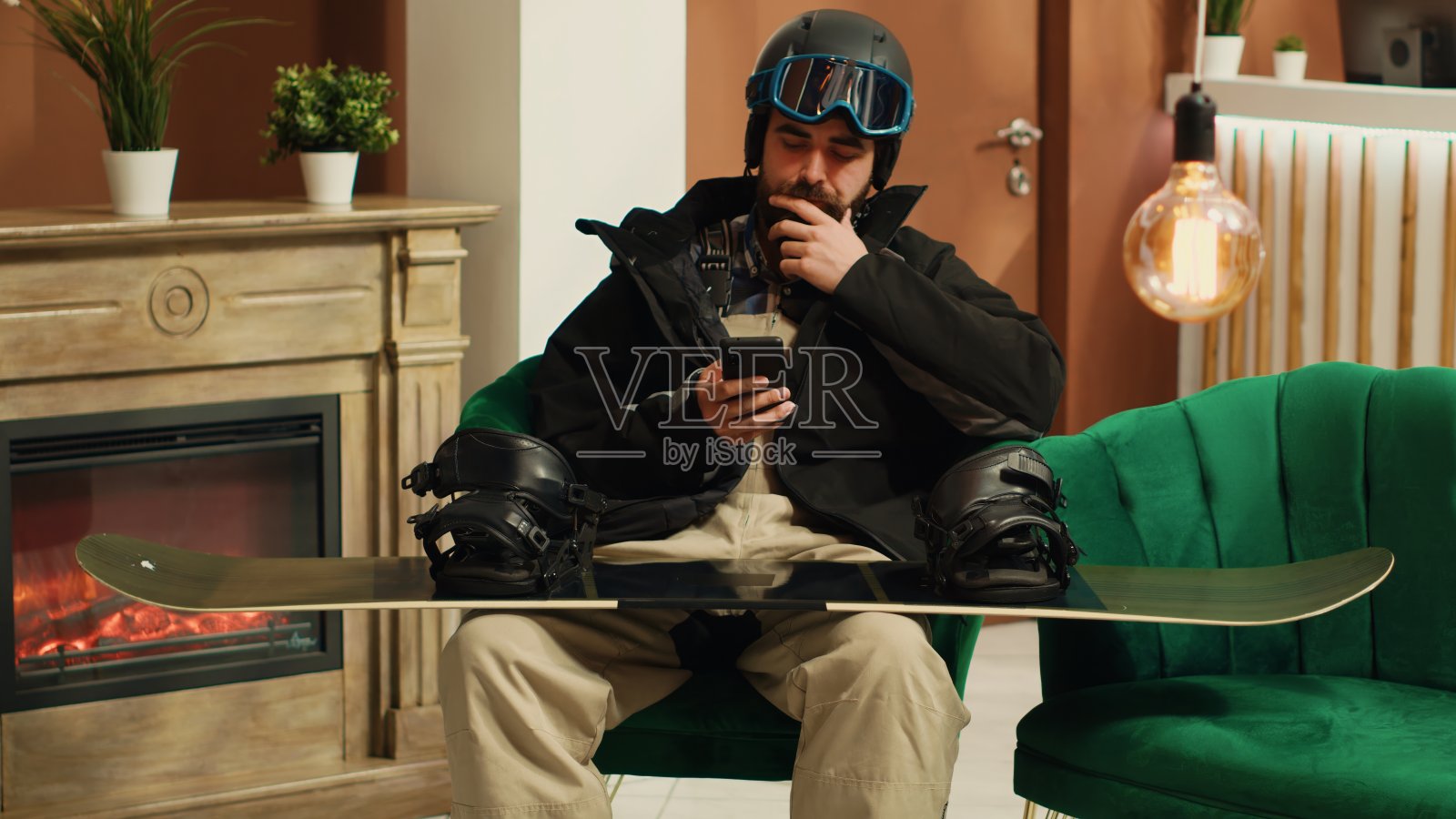 男子发短信约朋友在斜坡上见面照片摄影图片