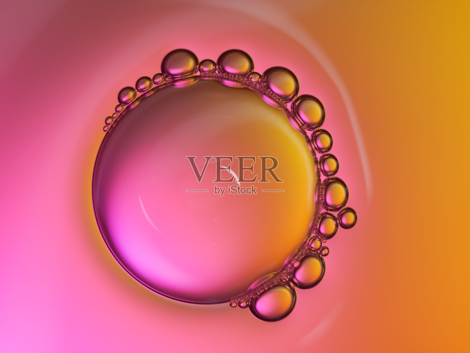 接近肥皂泡沫在水led光背景照片摄影图片