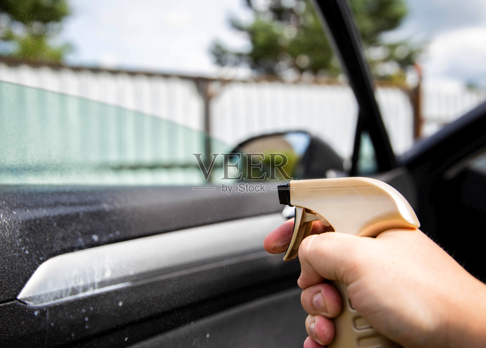 用清洁剂和抛光剂护理和清洁汽车的塑料内饰。文本复制空间照片摄影图片