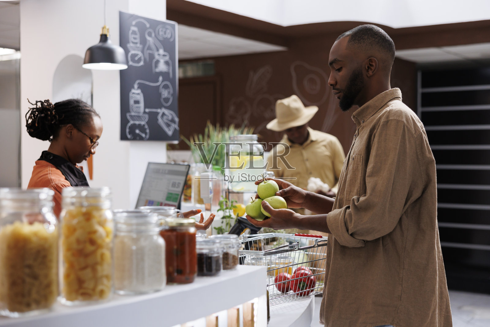 生态市场供应商协助客户照片摄影图片