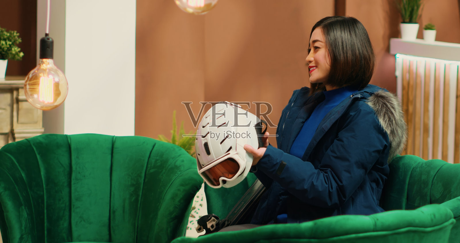 一名亚洲女子正在准备滑雪照片摄影图片