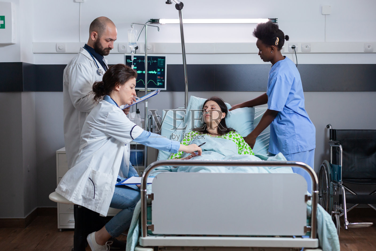 执业医生监控患病女子书写疾病治疗照片摄影图片