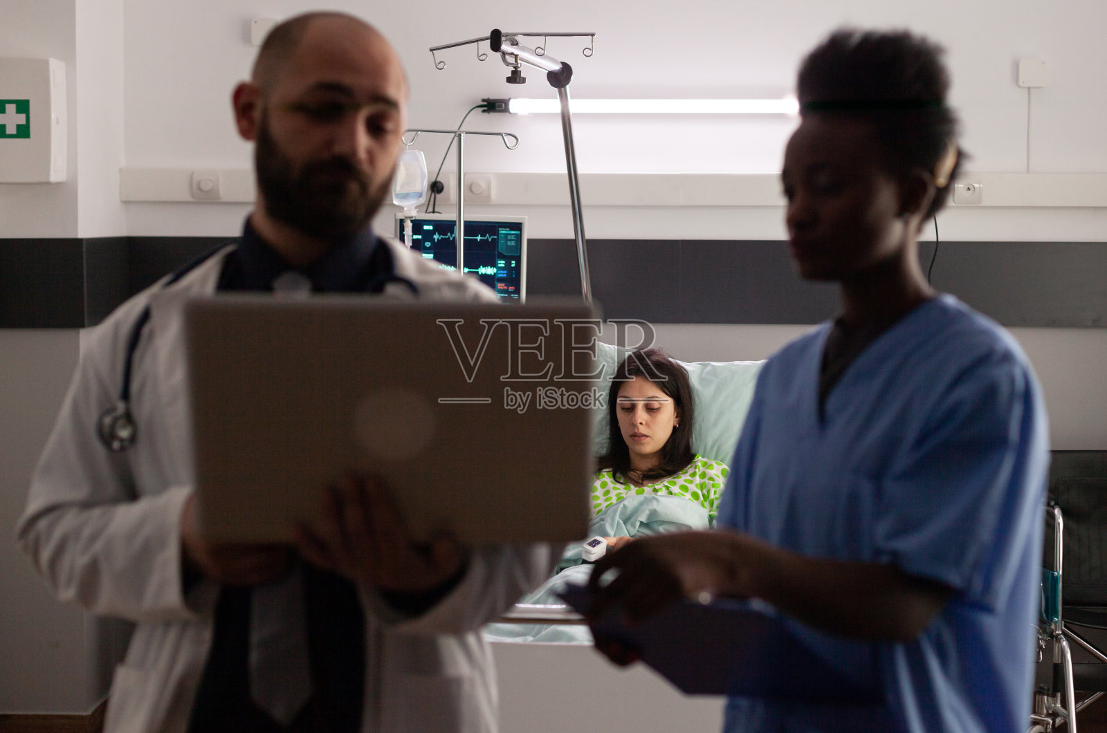 黑人护士与穿工作服的男医生分析疾病症状照片摄影图片