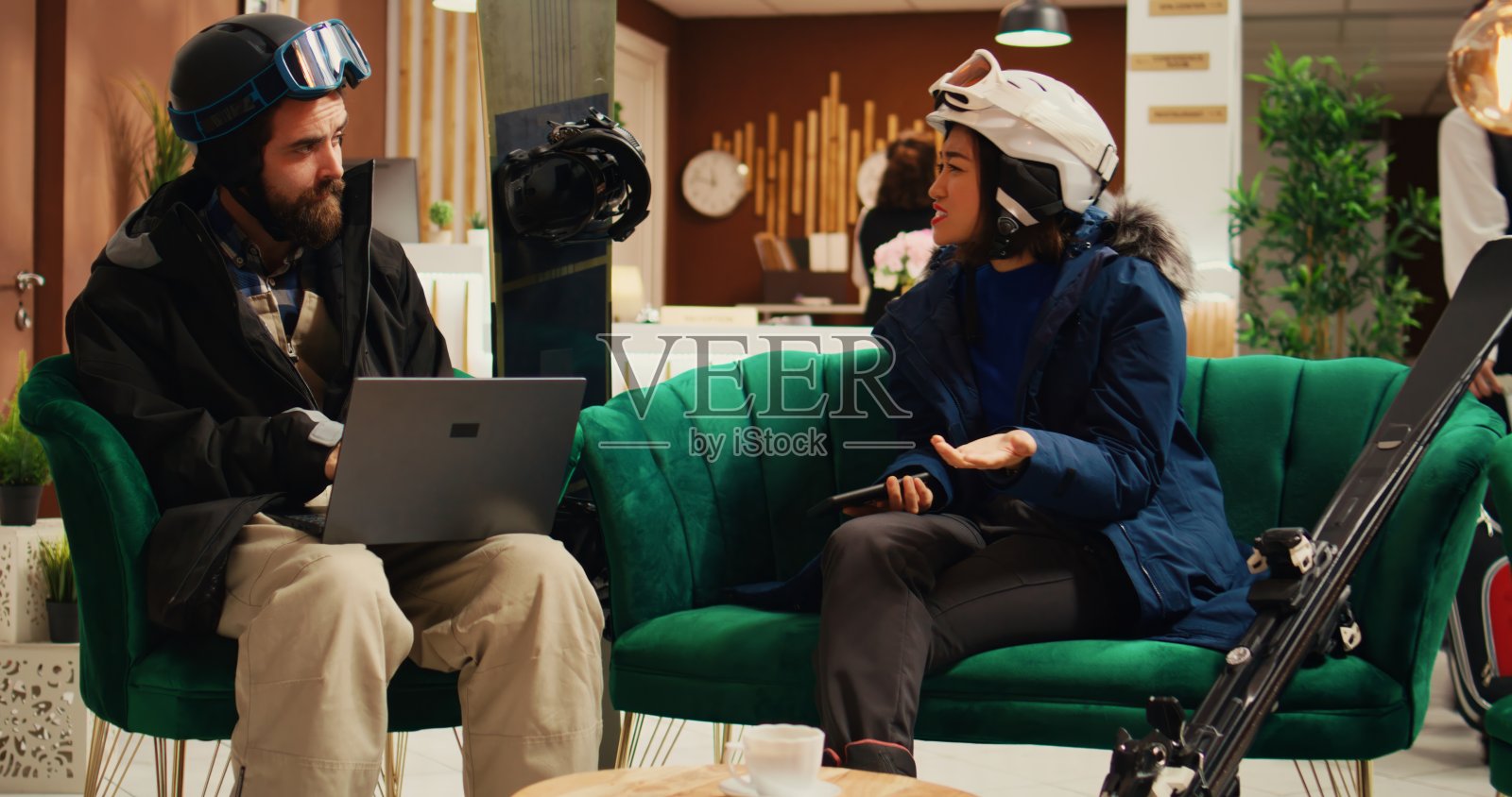 一对情侣在大厅里玩小玩意照片摄影图片