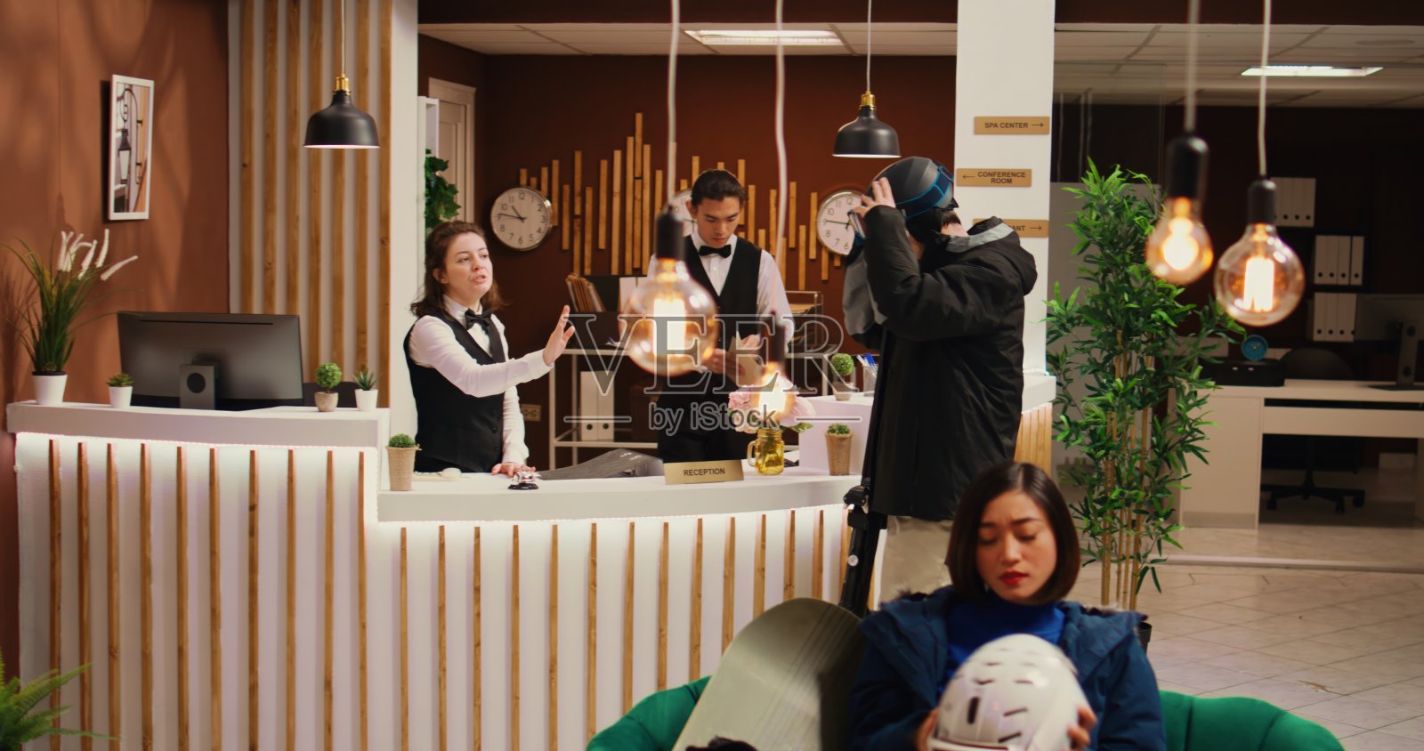 员工在前台接待客户照片摄影图片