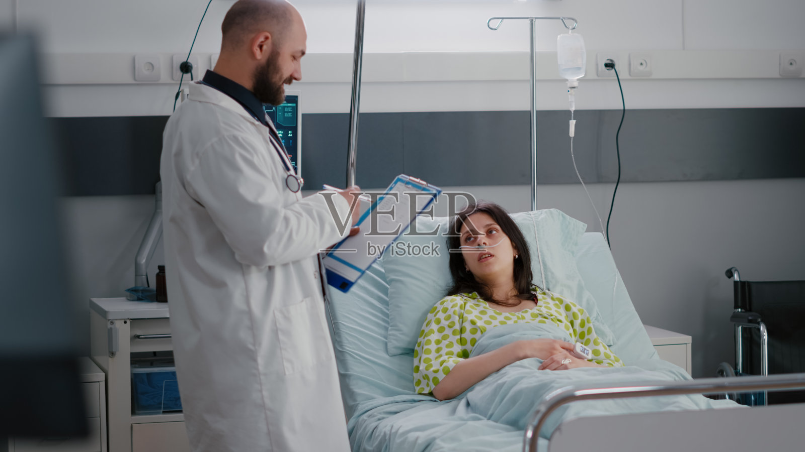 非裔美国护士帮助病人舒适地坐在病房里照片摄影图片