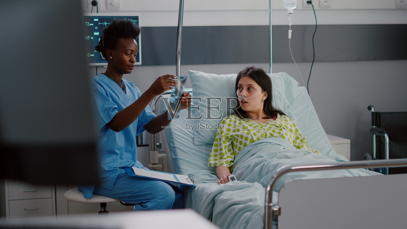 非裔美国护士解释骨骼x线摄影的特写照片摄影图片