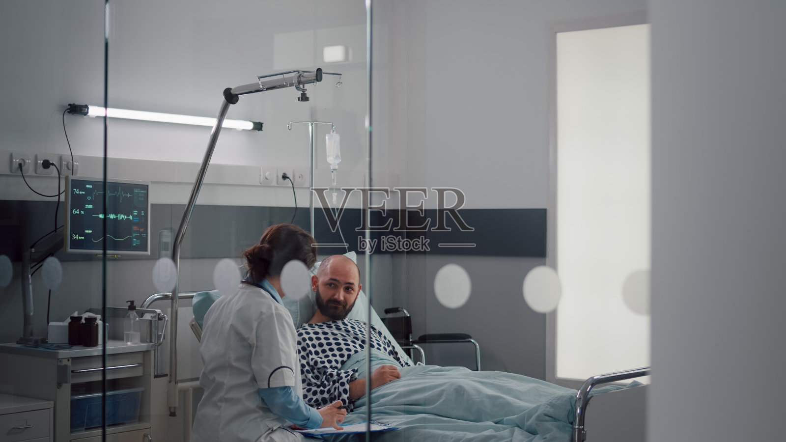 医疗助理检查病人的生命体征监测心率注射维生素照片摄影图片