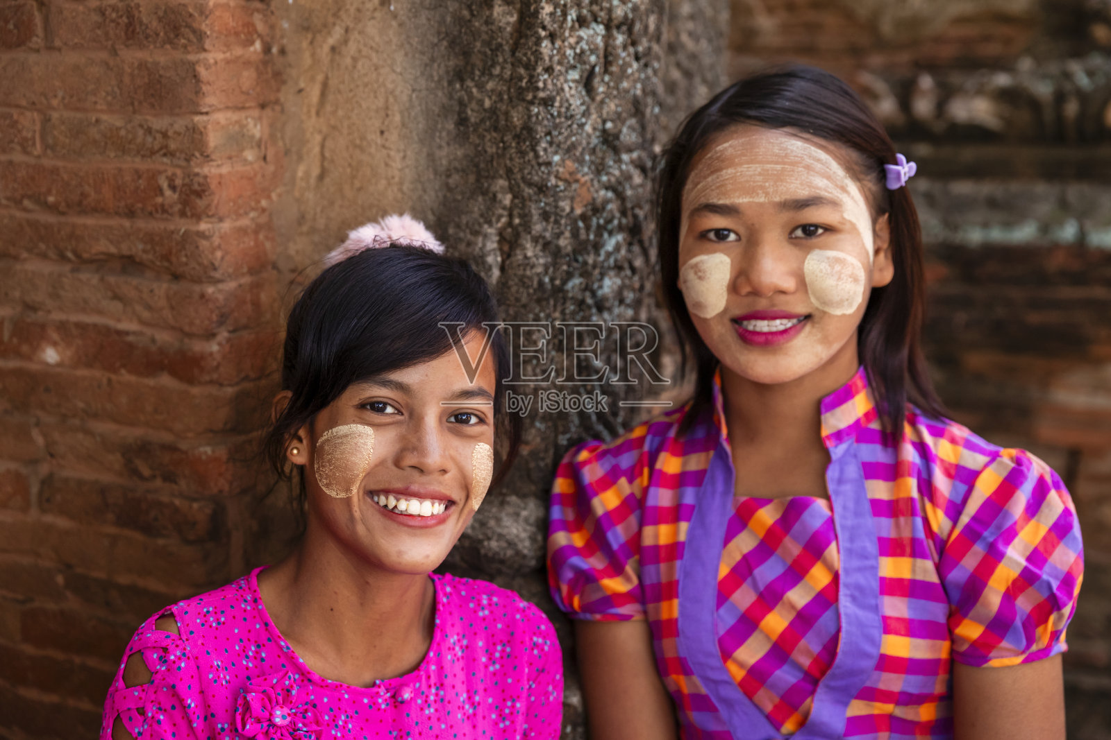 年轻的缅甸女孩在蒲甘摆姿势照片摄影图片