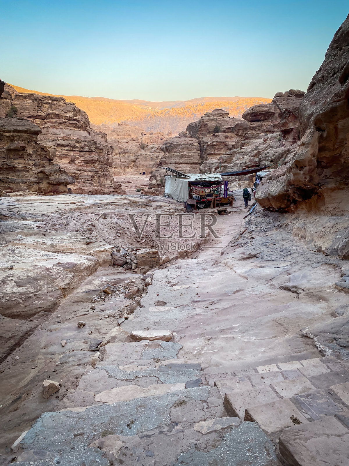 在约旦历史悠久的古城佩特拉，有贝都因摊位的Ad-Deir小道修道院路线照片摄影图片