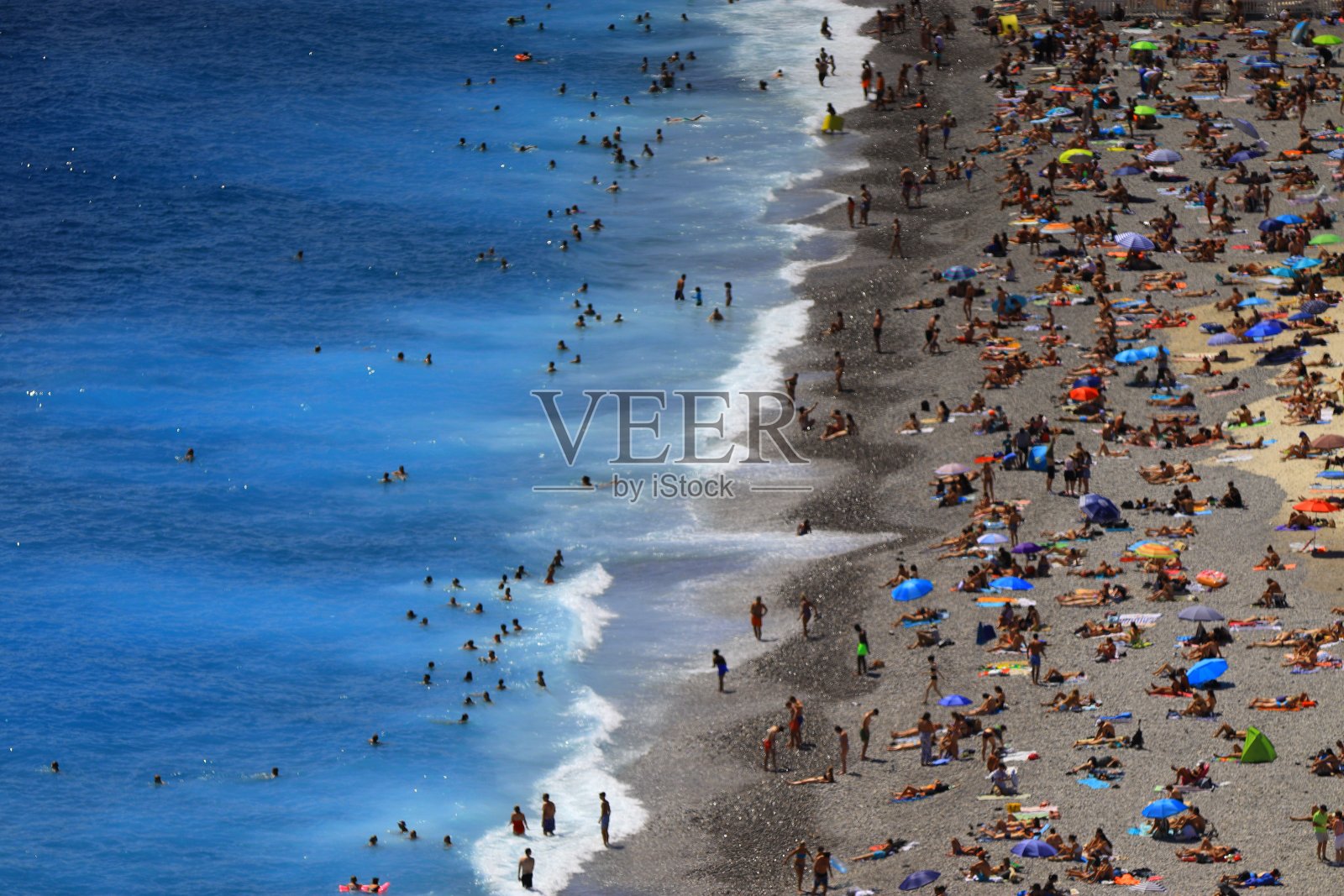 在一个炎热的夏日，大海和海滩之间的边界照片摄影图片