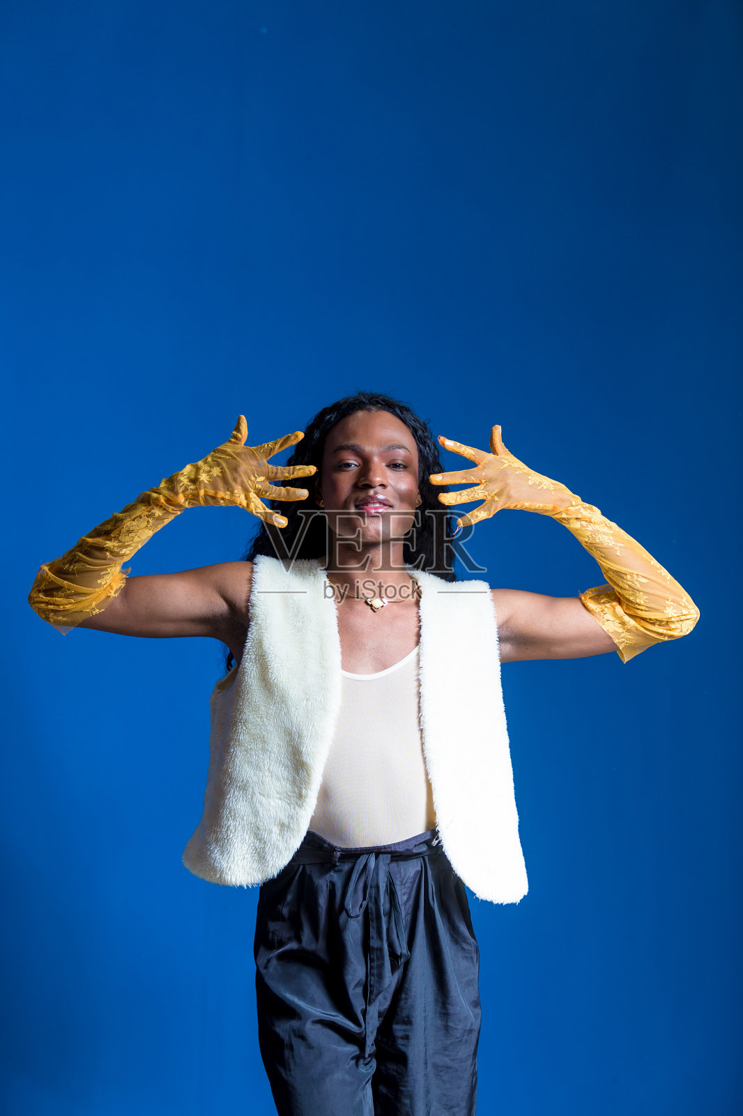 手捂着脸的时尚女孩照片摄影图片