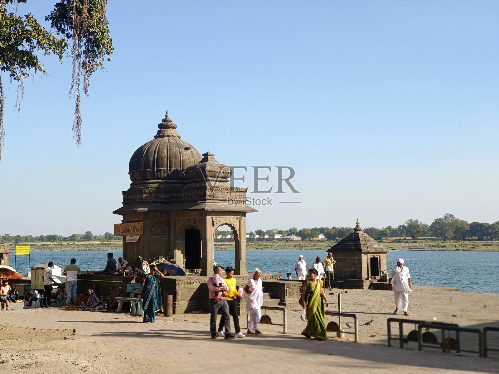 美丽的雕刻和雕塑在Maheshwar寺庙的墙壁上,雕刻了Ahilyabai寺庙Maheshwar印度。照片摄影图片