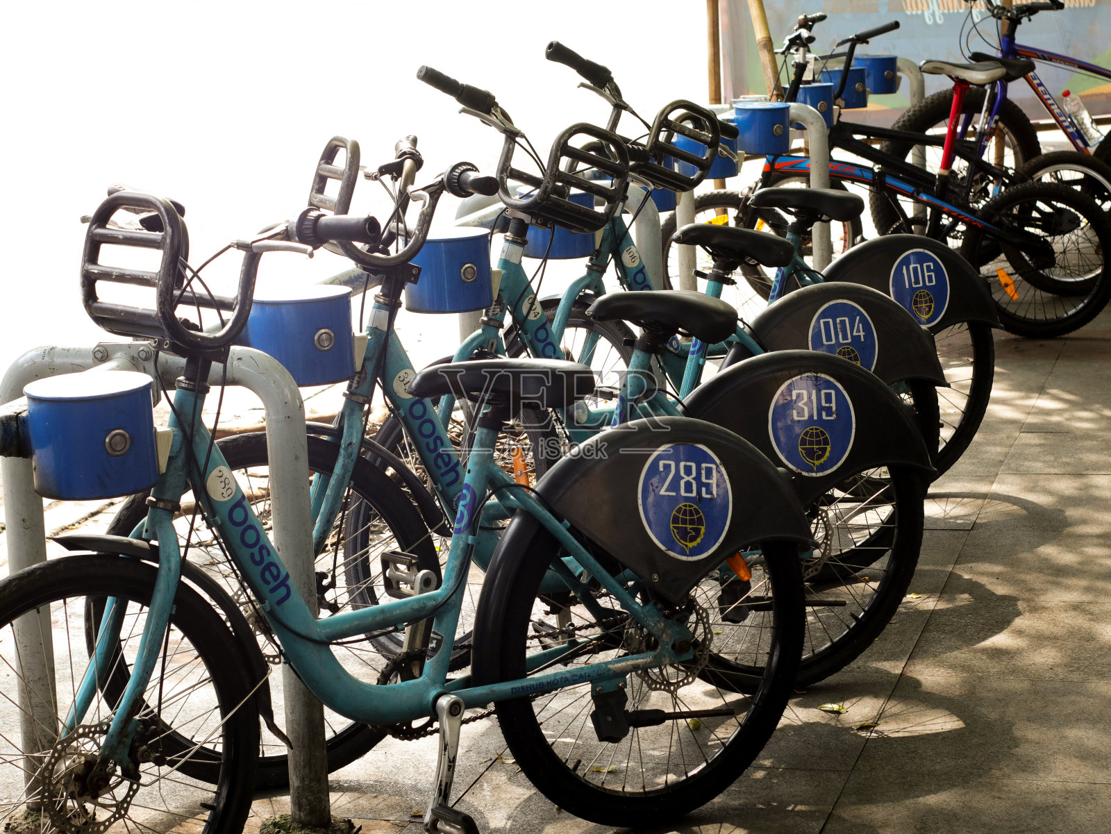 在万隆，一辆名为Boseh的共享单车停在街上照片摄影图片