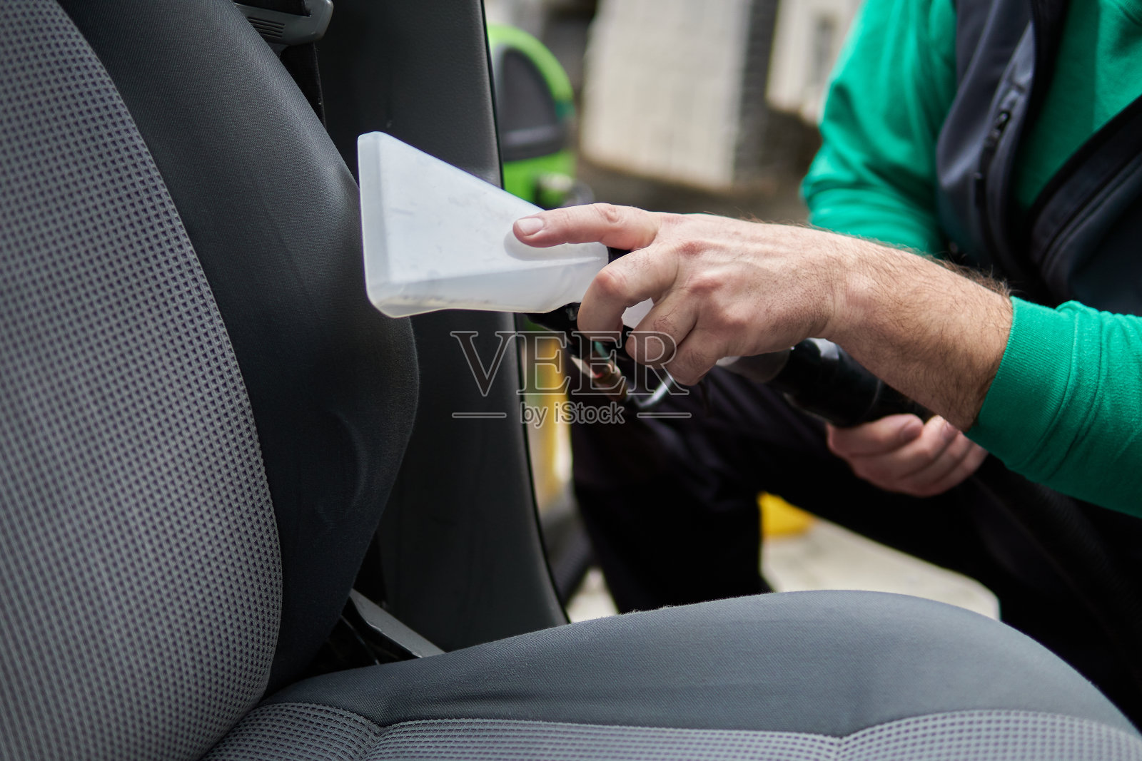 汽车清洗详解-采用专业的蒸汽真空化学清洗法对脏的汽车内部座椅进行抽提照片摄影图片