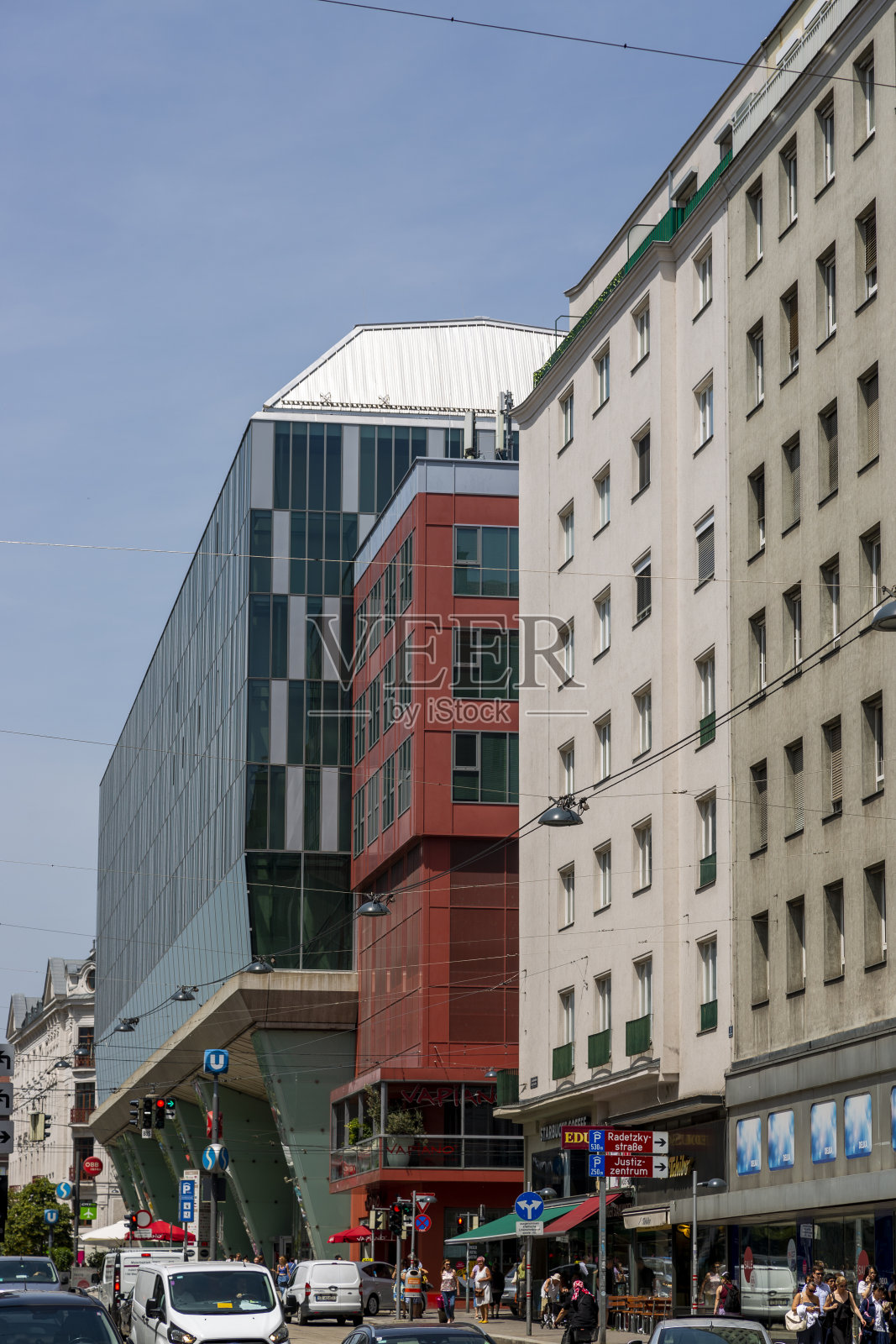 维也纳的一条街道照片摄影图片