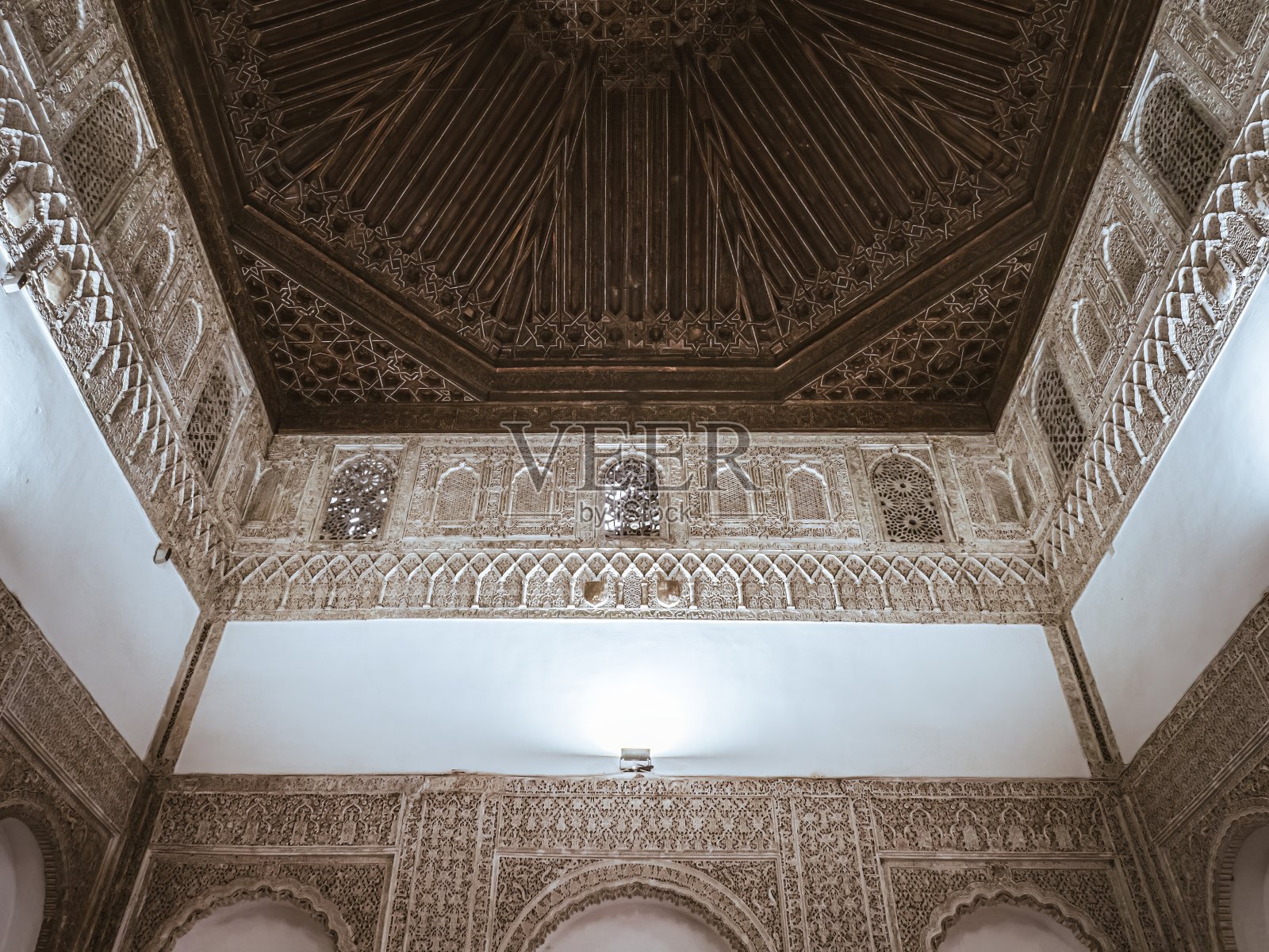 塞维利亚皇家城堡内部的装饰性木雕和石雕照片摄影图片