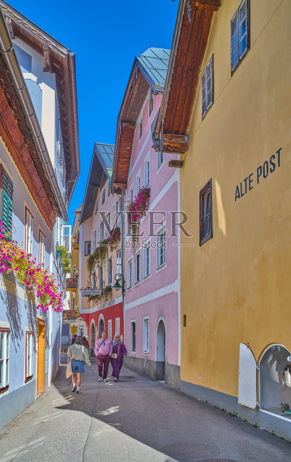 哈尔施塔特，奥地利——2022年10月7日:游客在村子的主要街道上照片摄影图片