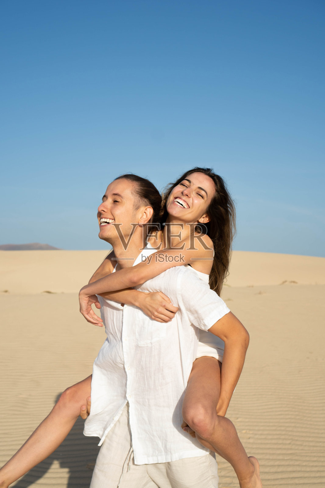 快乐的男人背着女朋友走路照片摄影图片