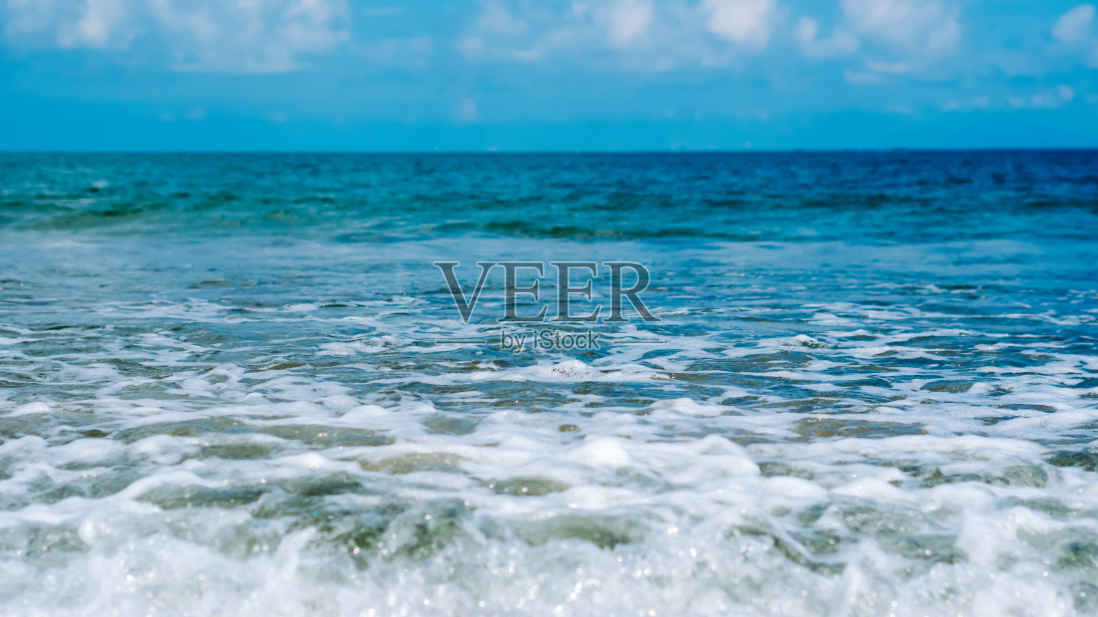 碧绿碧蓝的海景全景，蓝天白云近波，大自然之美，天际线照片摄影图片