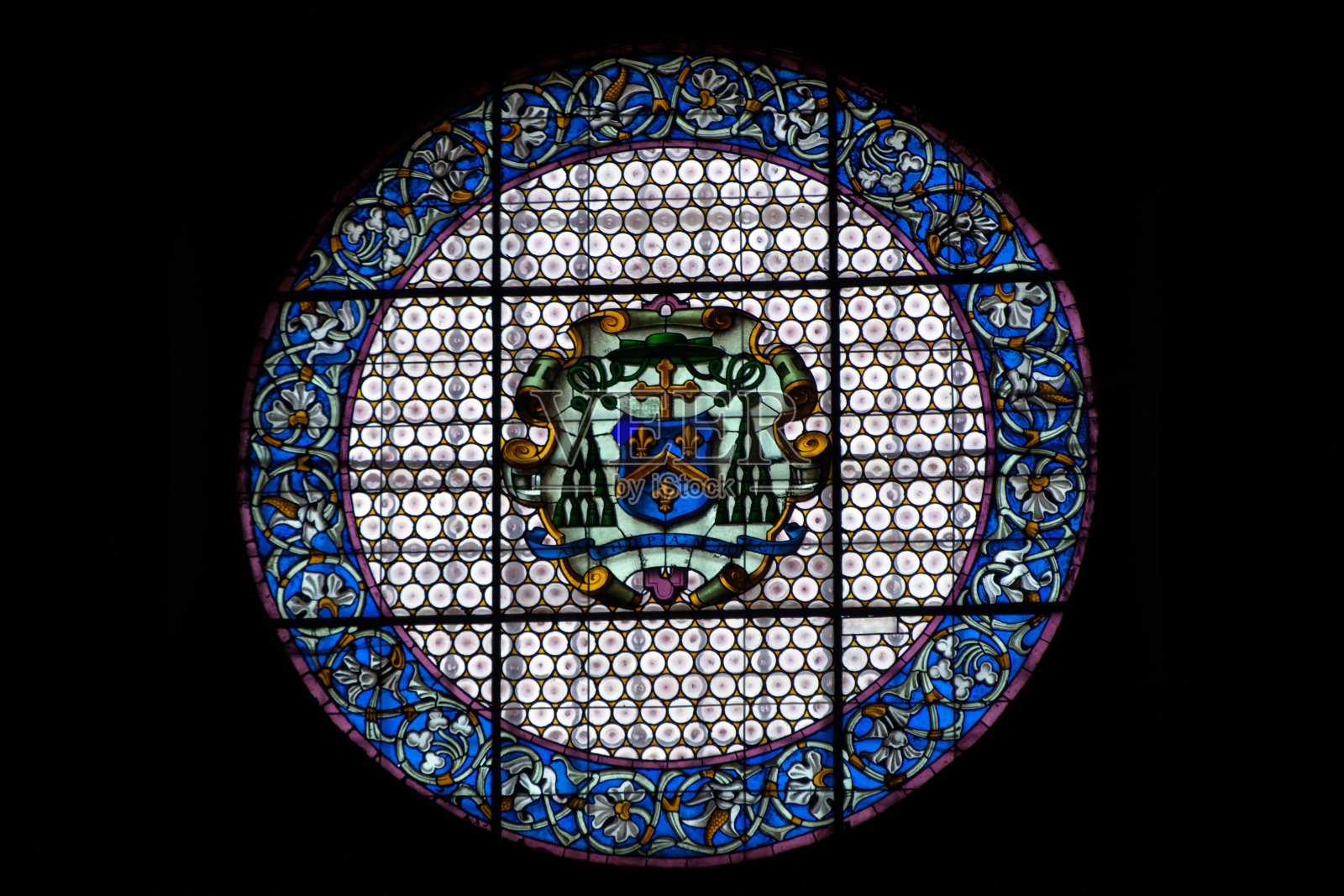 教堂背光玫瑰窗的细节照片摄影图片